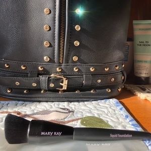 Brush,” for Liquid Foundation, MaryKay, [learn the Secret about this Brush.] 😉